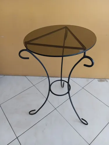 Mesa com tampo em vidro translúcido fumê e estrutura em ferro galvanizado. Altura 80x45cm
