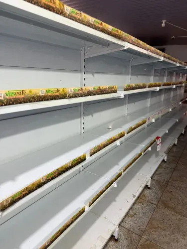 Vendo 78 Metros se Gôndolas branca. Semi novas. Sem detalhes.