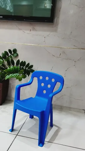 Cadeira infantil de plástico resistente 