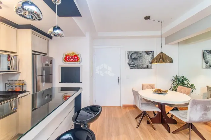 Apartamento, 2 dormitórios, sendo 1 suíte, móveis planejados e vaga dupla em localização p