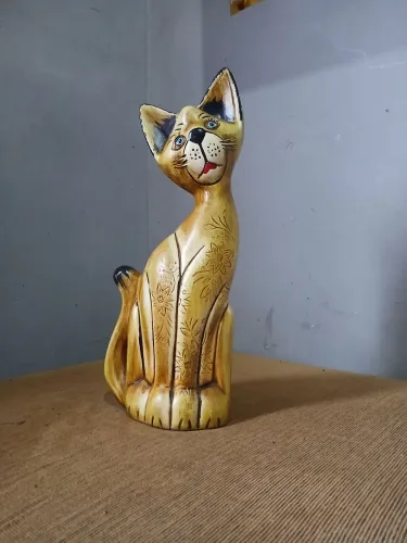 Gato de porcelana estilo madeira