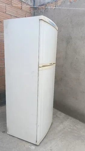 Vendo geladeira 470 litros top demais,só me chamar que dá negócio ok
