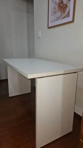 Mesa de escritório Branca e resistente