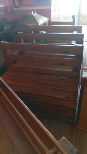 Vendo bancos de madeira rústicos