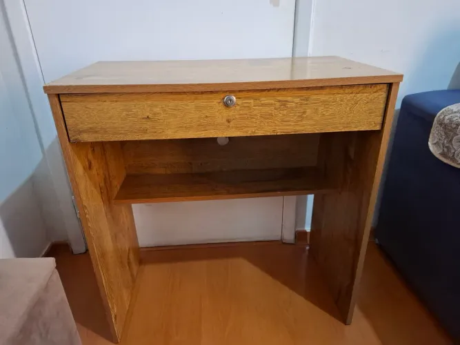 Mesa escrivaninha com chave