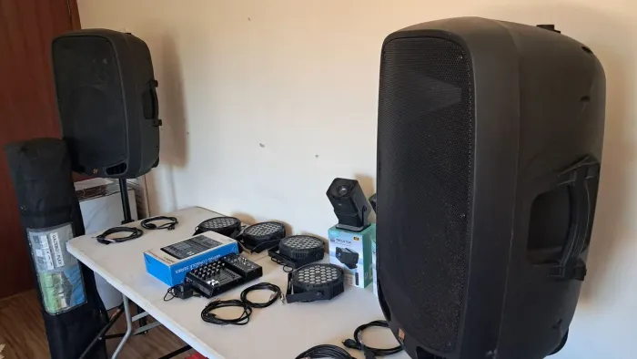 Kit de Equipamentos de Audio, Iluminação e Projeção para Festas e Pequenos Eventos