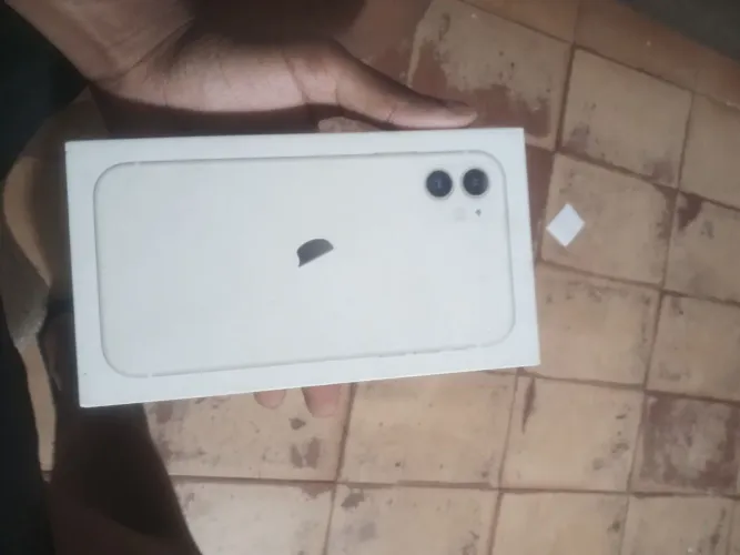 iPhone 11 na caixa 