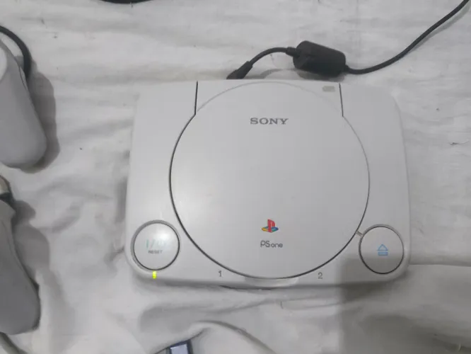 Console PS One (PlayStation 1) + 2 Controles + Cabo AV + Fonte