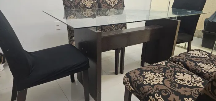 Mesa de jantar 6 cadeiras, tampo de vidro.