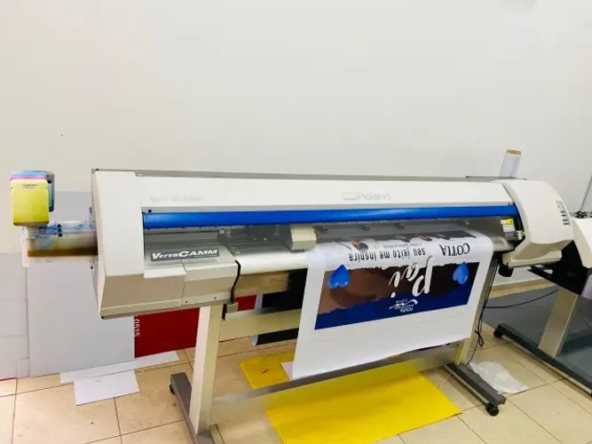 Plotter Roland 540v funcionando (corte e impressão)