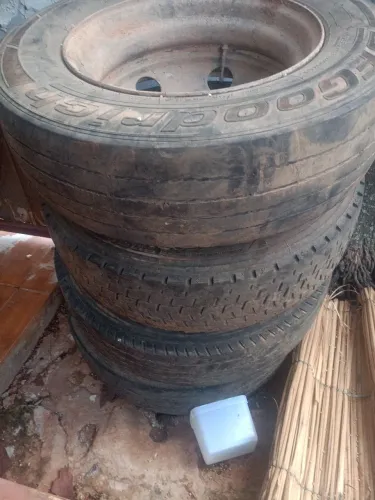 4 rodas com pneus do caminhão 3/4