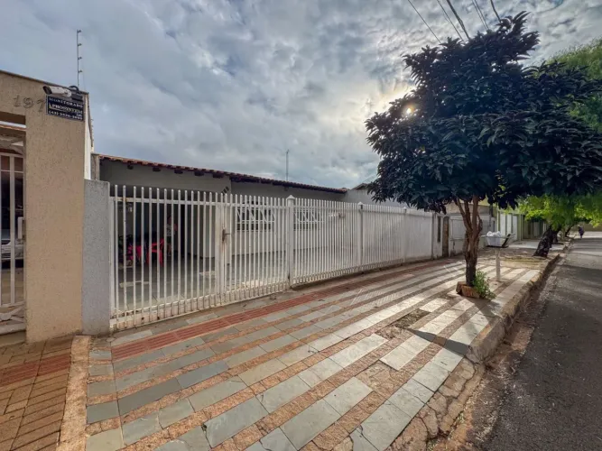 Casa residencial para alugar na região Oeste de Londrina com 4 quartos.