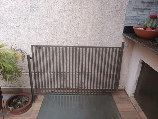 Portãozinho de Metalon aço 20"20 medindo 1,30 x 80 pintado e com chumbadores e trinco.
