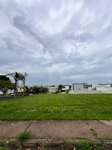 Terreno para venda em condomínio fechado no bairro Cidade Jardim.