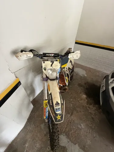 MOTO DE TRILHA / ENDURO - PREPARADA - FORTE E CONFIÁVEL