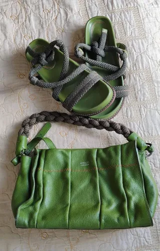 Conjunto bolsa e sandália de couro legítimo Arezzo