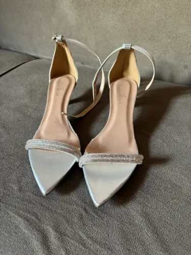 Sandália Feminina Prata com Strass, Bico Fino e Salto Baixo 3 cm - Tam. 37 