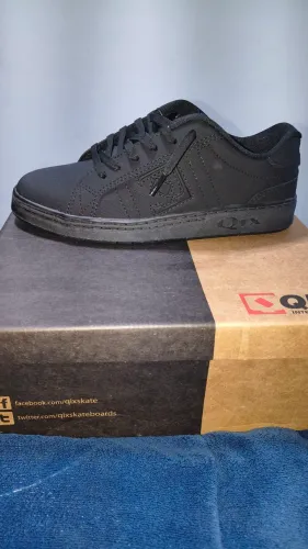 Tênis Qix Combat Retrô na cor preto total.