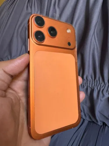 iPhone 11 na carcaça do 17 pro