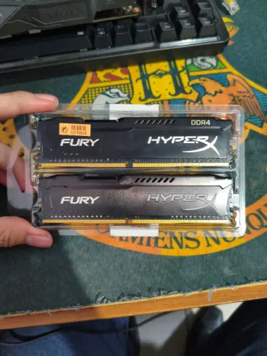 Duas Memória RAM Fury DDR4 8 gb cada uma.