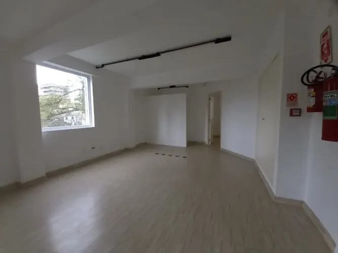 Prédio comercial na Praça Doutor Sales Júnior, 73 550 m²