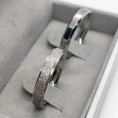 Par de Alianças Prateada Reta 4mm + Diamantada 4mm Anatômicas; Namoro,Compromisso