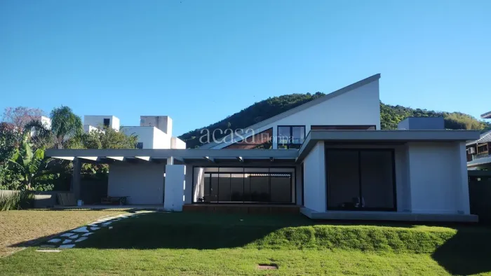 Casa em condomínio fechado Alto Padrão