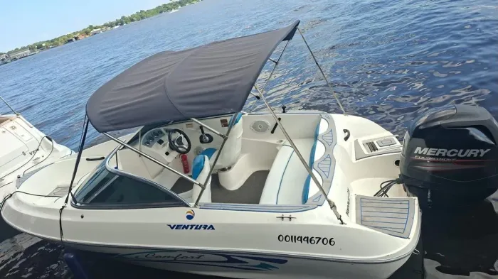 Lancha para a venda disponível