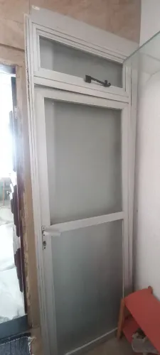 Porta vidro e alumínio