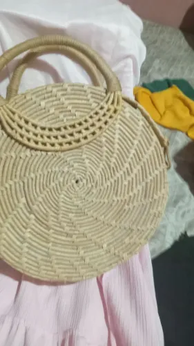 Vendo uma bolsa femenina de praai no tecido de palha chique