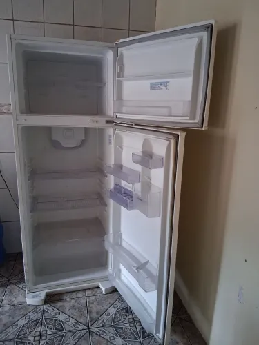 Uma geladeira usada excelente