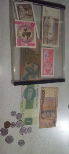 coleção de moedas e cédulas antigas. 