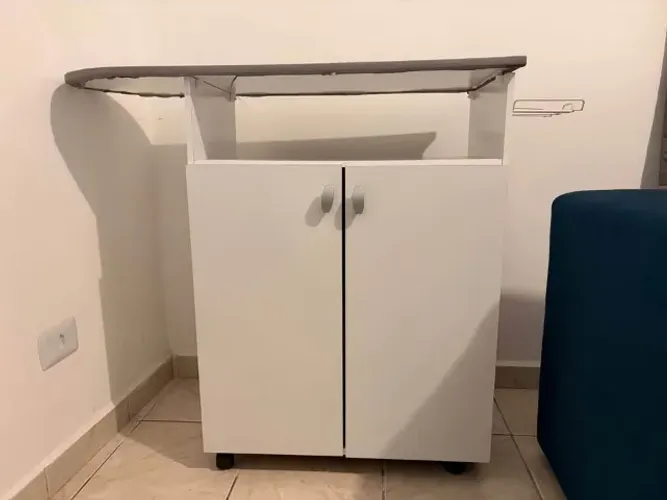 Tábua de Passar Roupa com Armário