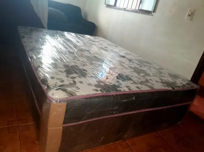 Cama de casal direito da fábrica