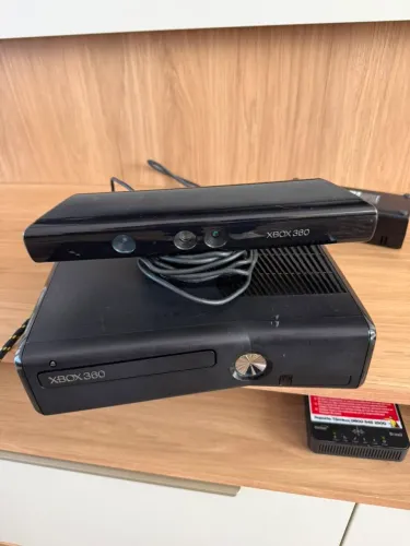 Xbox 360 Slim + Kinect + 2 Controles + Jogos