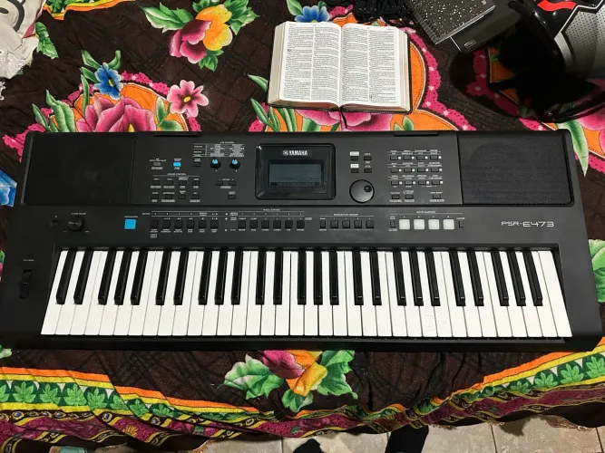 Teclado Musical Yamaha PSR-E473 Arranjador 61, 820 Ritmos Cor Preta Bivolt