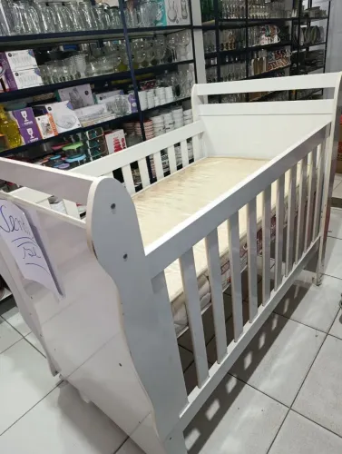 Berço de bebê grande conservado