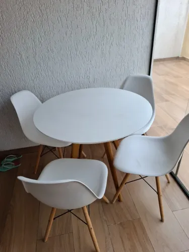Mesa redonda de jantar em madeira (90cm) com 4 cadeiras Eiffel.