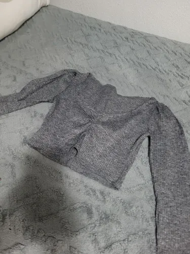Cropped manga longa cinza M