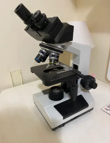 Microscópio Binocular 
