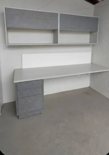 Mesa de escritorio e armário suspenso