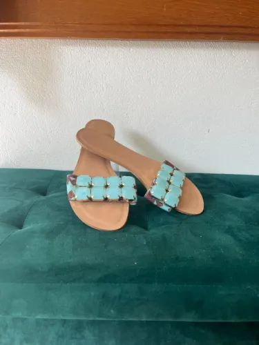 Rasteirinha Feminina com Pedraria Azul Nº 38