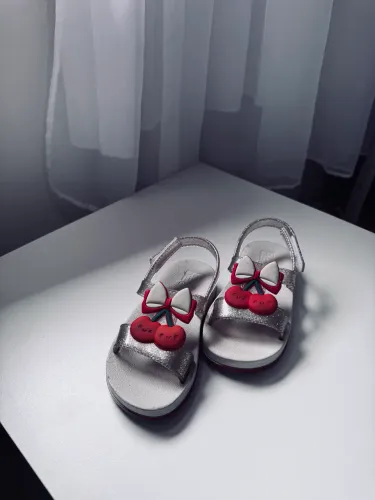 Sandália de Cereja Para Criança, TAMANHO: 25