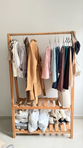 Arara de roupas de madeira com prateleiras