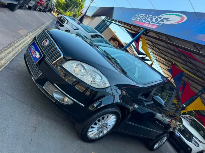 Fiat Linea Essence 1.8 Flex 16V 4P 2012