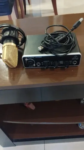 Microfone condensador e Interface UMC22