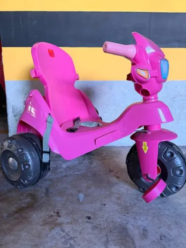 Triciclo velotrol rosa seminovo com a haste removível para conduzir a criança