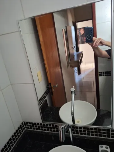 Espelho com moldura da cor prata