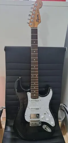 Guitarra Squier by Fender - Strat - tarraxas com trava Guyker e set Wilkinson