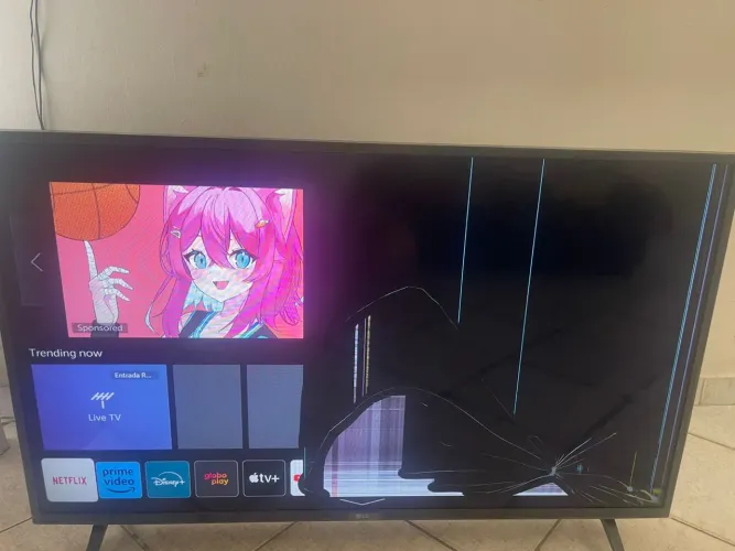 Tv LG smart 43 polegadas uma semana de uso tela trincou na caixa 